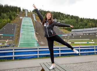 Yuna Kim er ambassadør for lekene. Her står hun foran hoppbakken på Lillehammer!
